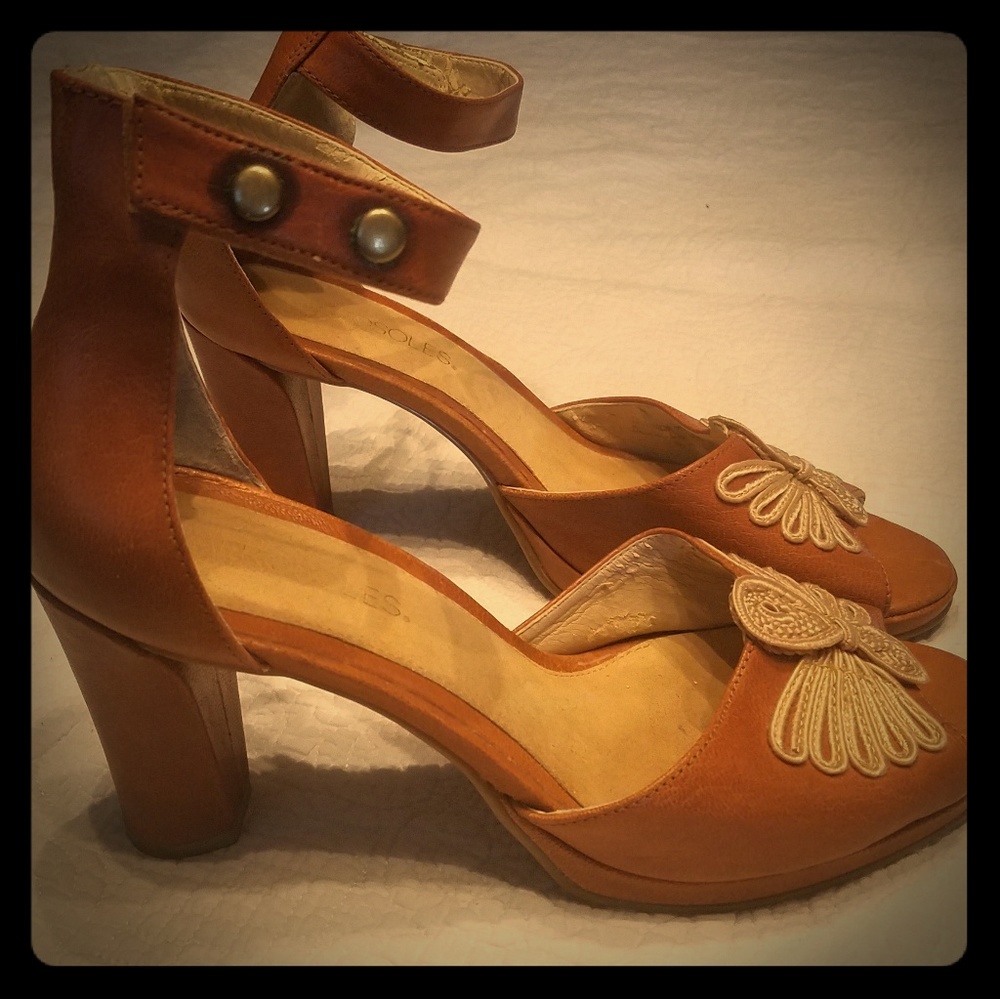 Strappy Brown and tan heels size 9